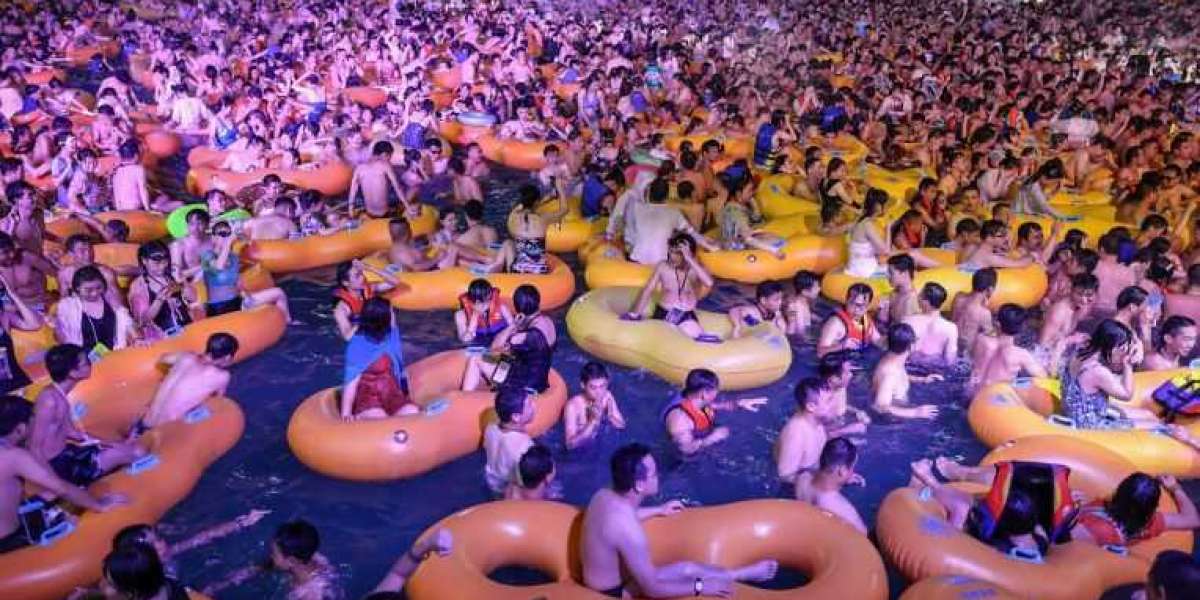 Wuhan holds massive pool party with thousands in attendance three months after reporting no new COVID-19 cases (Photos/V