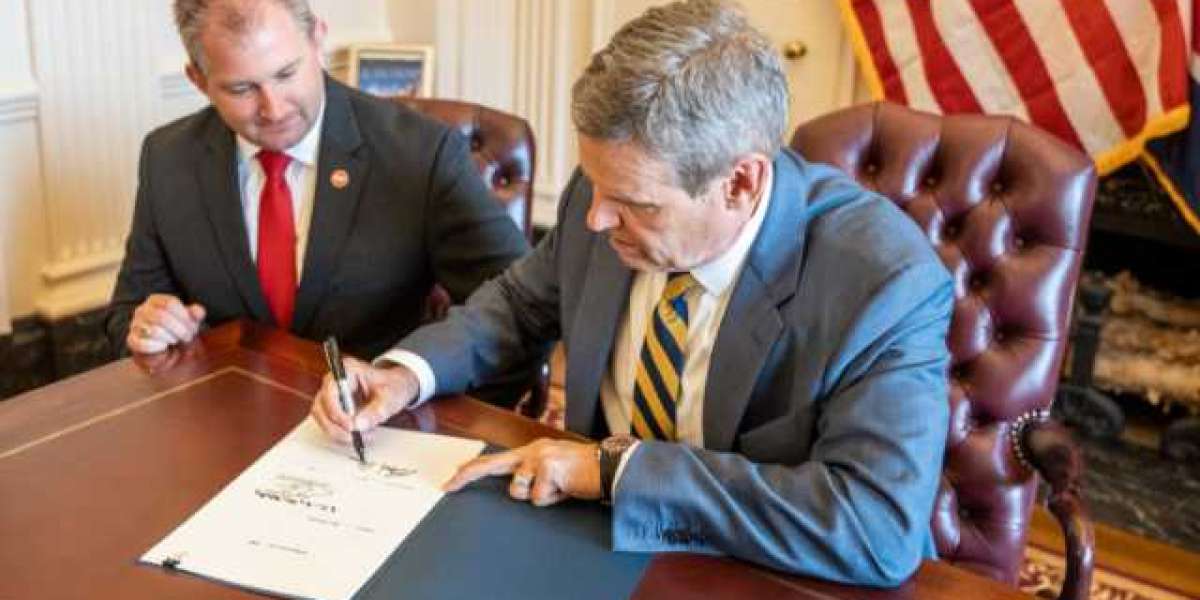 Tennessee Governor signs bill allowing most adults 21 and older to carry handguns without a background check or training